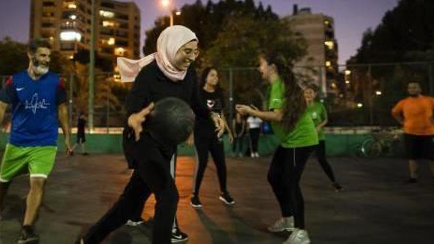Algunas de las jóvenes practicando lanzamientos a canasta.