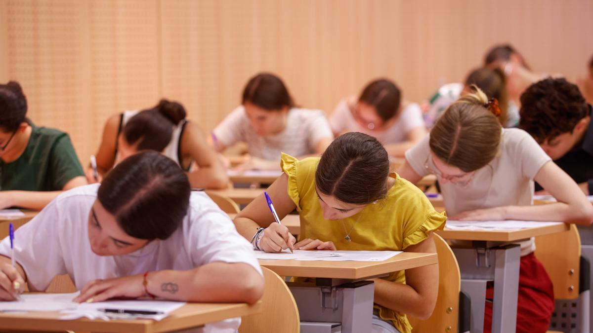 Alumnos durante los exámenes de la PAU en Córdoba