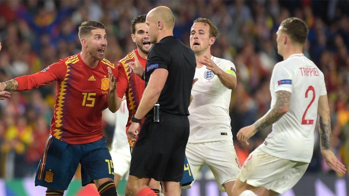 Sergio Ramos y Nacho protestan al árbitro del España-Inglaterra en presencia de Harry Kane