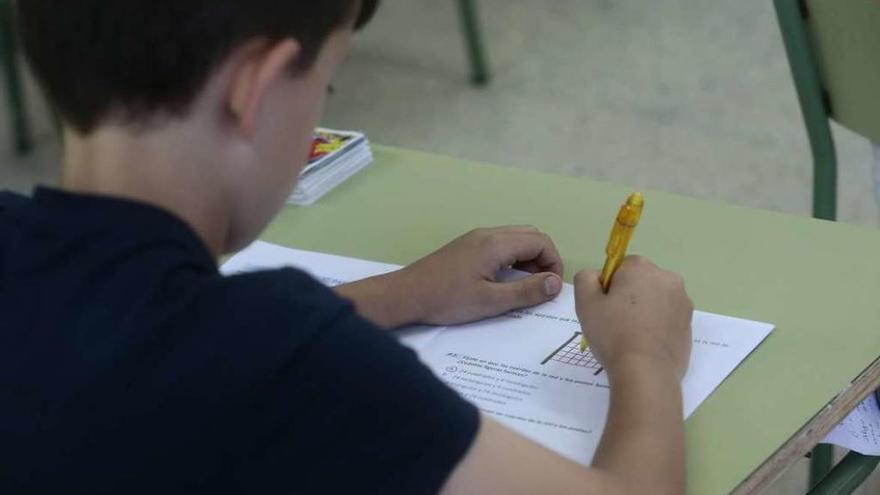 Un niño realiza un examen en su clase.