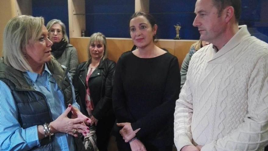 Mercedes Fernández, la diputada por el Oriente Marifé García y el portavoz en Parres, José Ángel Fernández, ayer en Arriondas.