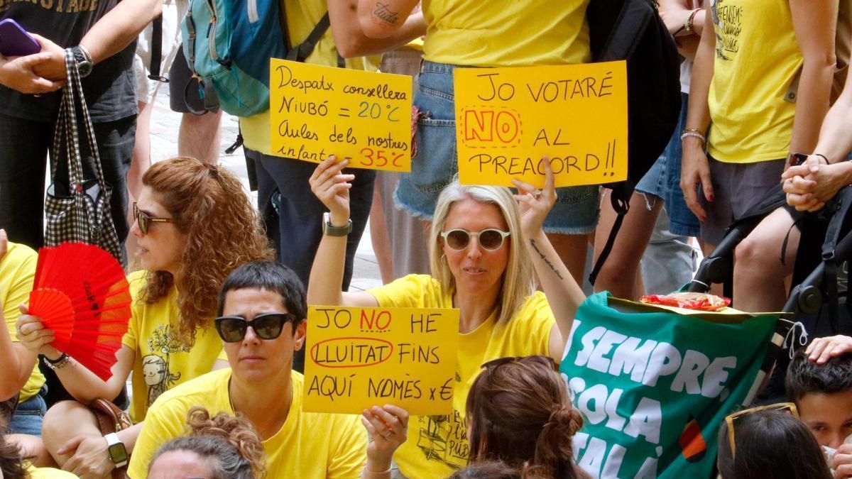 Cartells advocant pel no al preacord a l'assemblea de docents de Girona