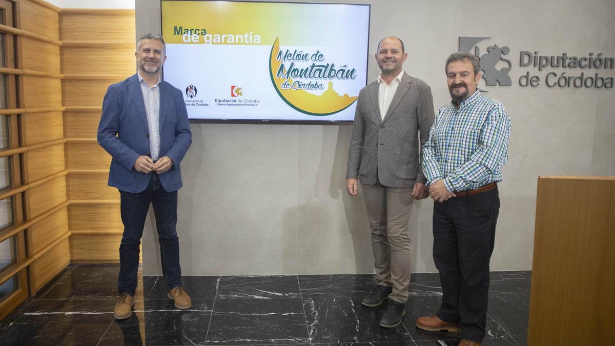 Francisco Ángel Sánchez, Miguel Ruz y Victorio Domínguez, en la presentación de la marca de garantía del melón de Montalbán.talbán 01