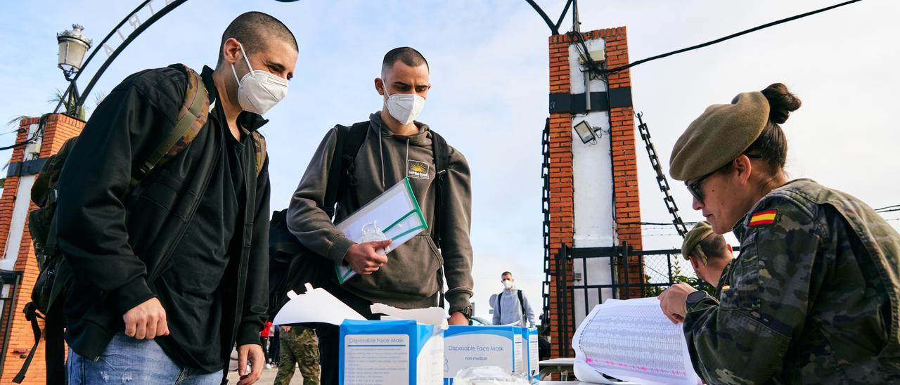 Dos aspirantes a soldado ingresan en el Cefot de Cáceres, este lunes.