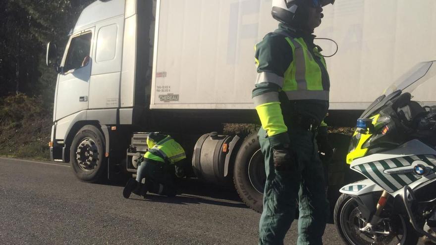 Agentes de la Guardia Civil de Tráfico durante un control al sector del transporte. | G. C.