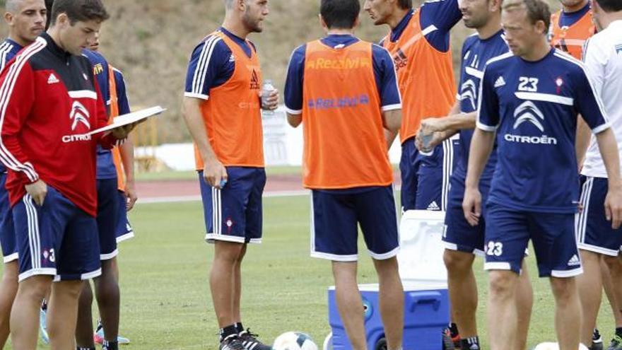 Borja Fernández, Robert Moreno (con libreta), Goldar, Toni (espaldas) Vila, Charles, Krohn-Delhi y Túñez, ayer, en el         entrenamiento en Melgaço. . // José Lores