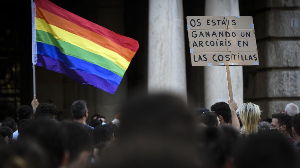 Un joven sostiene una pancarta durante una manifestación para condenar el asesinato del joven Samuel de 24 año sen A Coruña debido a una paliza, a 5 de julio de 2021, en Valencia