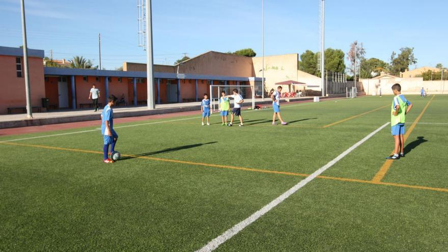 Jóvenes entrenan en el campo de fútbol de la Fundación Flors, una de las instalaciones que el Ayuntamiento quiere mejorar. | GABRIEL UTIEL