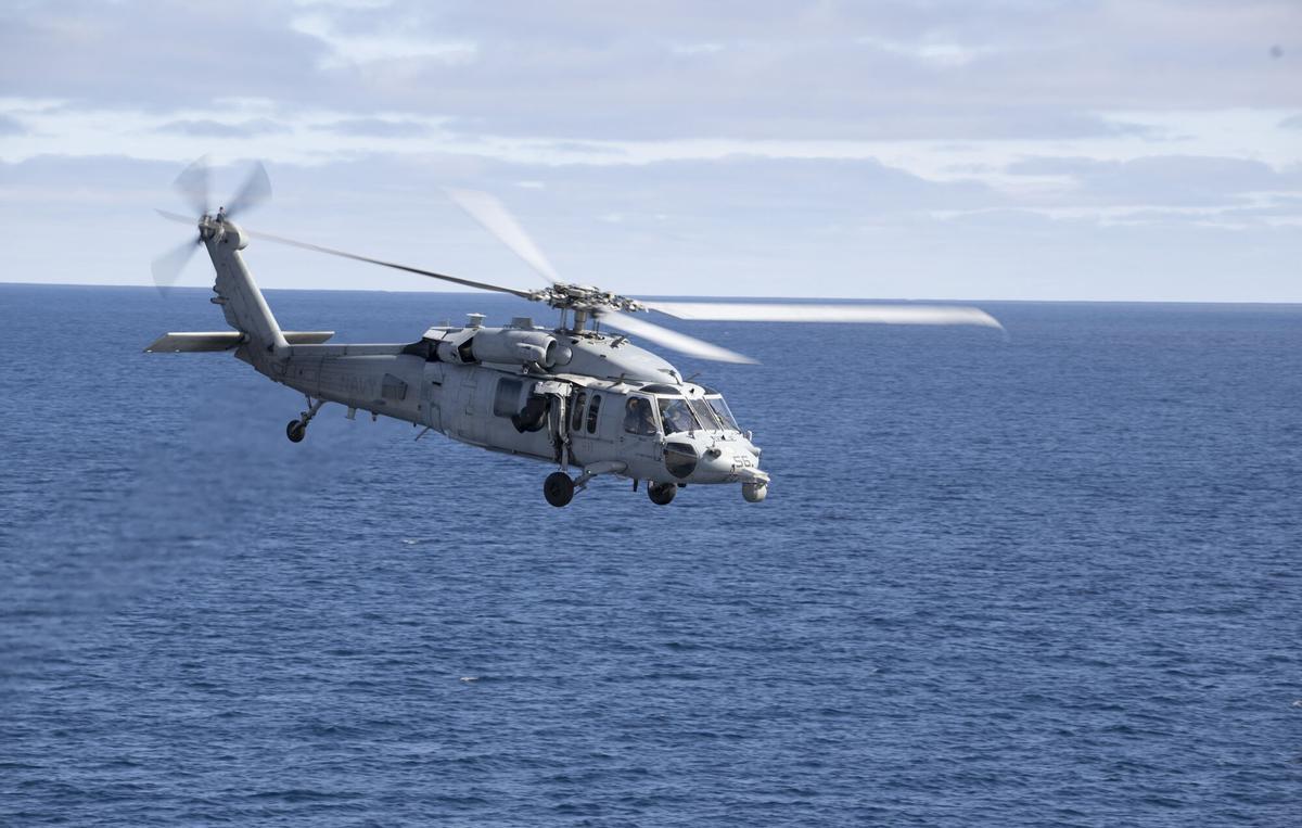 PACIFIC OCEAN (-), 11Un helicóptero MH-60 Seahawk de la armada estadounidense se prepara para el rescate de los tripulantes de Artemis II. PACIFIC OCEAN (-), 11Un helicóptero MH-60 Seahawk de la armada estadounidense se prepara para el rescate de los tripulantes de Artemis II.