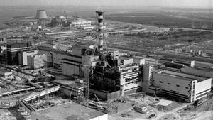 La centra nuclear de Chernóbil, tras la explosión del reactor número 4 el 26 de abril de 1986.