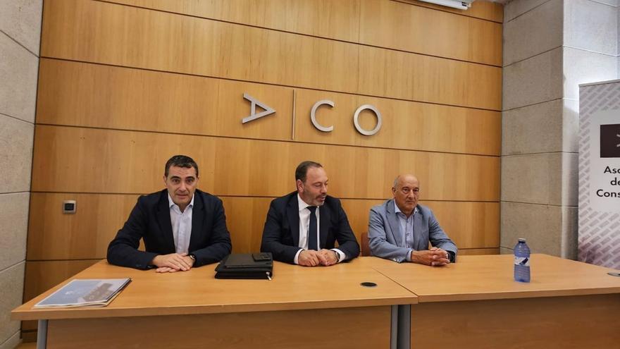 Cesáreo González, gerente de ACO; Santiago Ferreiro, presidente, y Román Gómez, vicepresidente. |  // FDV