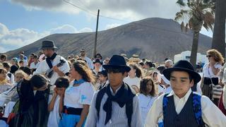 Multitudinaria romería escolar en Tahiche por el Día de Canarias