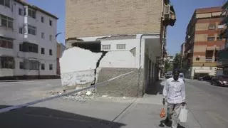 Desalojan otros tres bloques en Granada por el impacto de los terremotos