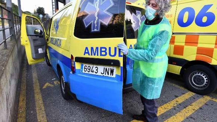 El personal de las ambulancias se queja del material insuficiente. /GS