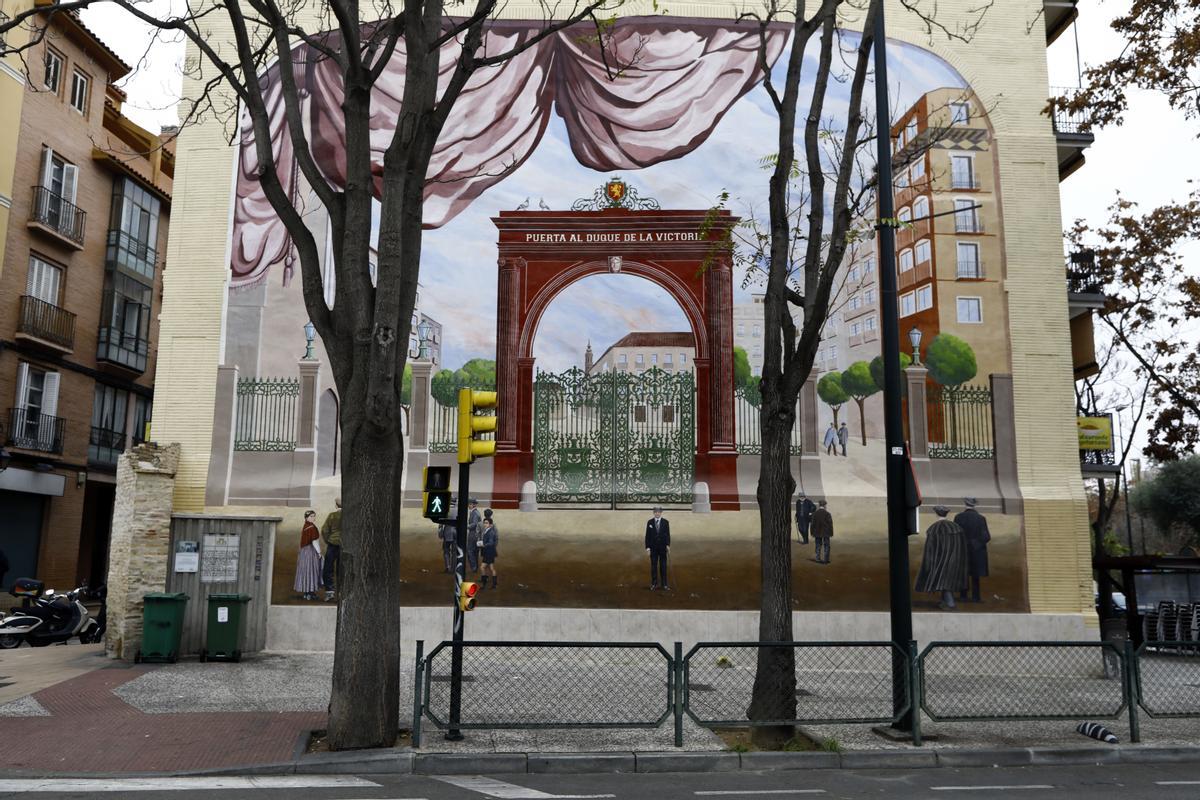 Pintura de la puerta del Duque de la Victoria, restaurada recientemente, en un lugar preeminente en la plaza San Miguel.