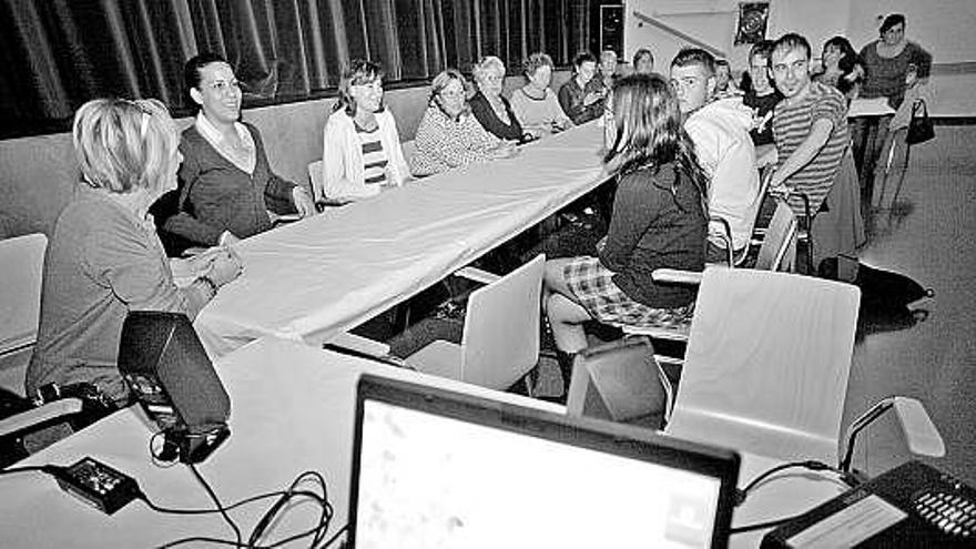 Asistentes, ayer, al encuentro con mujeres de diferentes países, en Los Canapés.