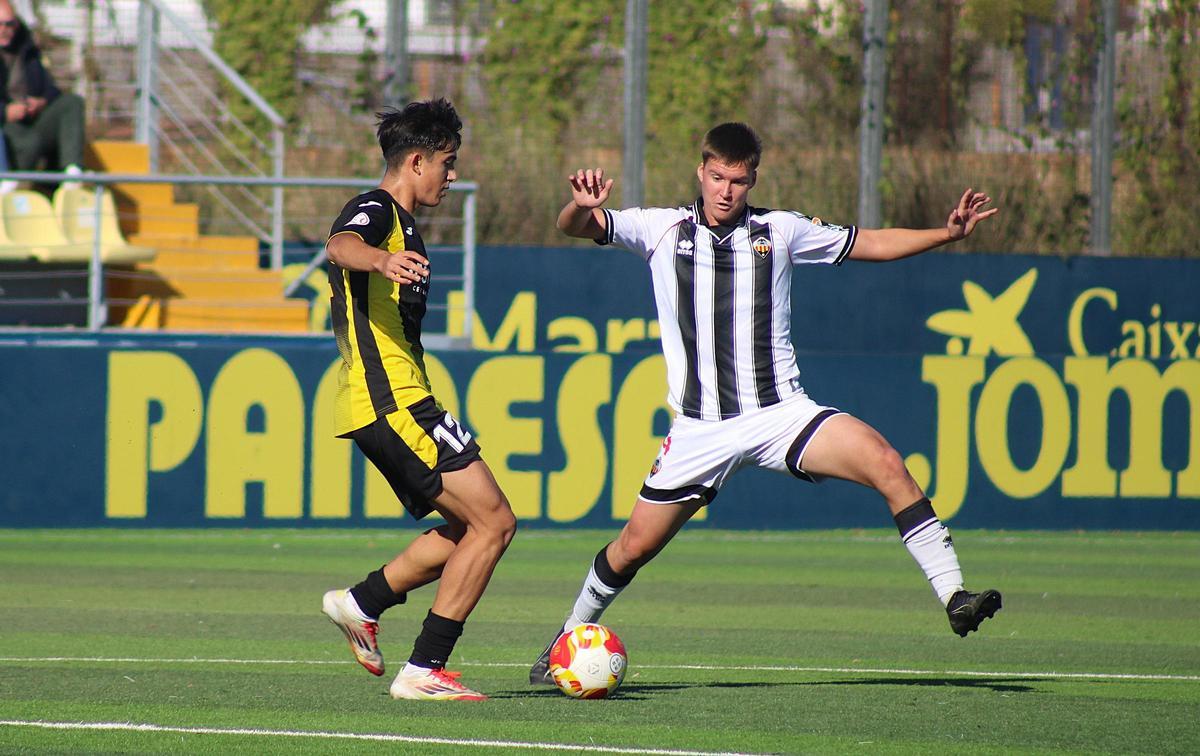 Jorge Carrasco (Roda) intenta sortear al joven centra Daniel Zareck (Castellón).