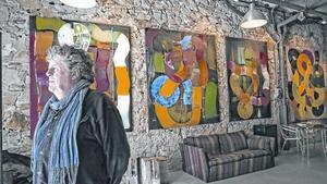 Xefo Guasch, en un rincón de su galería con algunos de los cuadros de Maria Girona que se exponen actualmente.