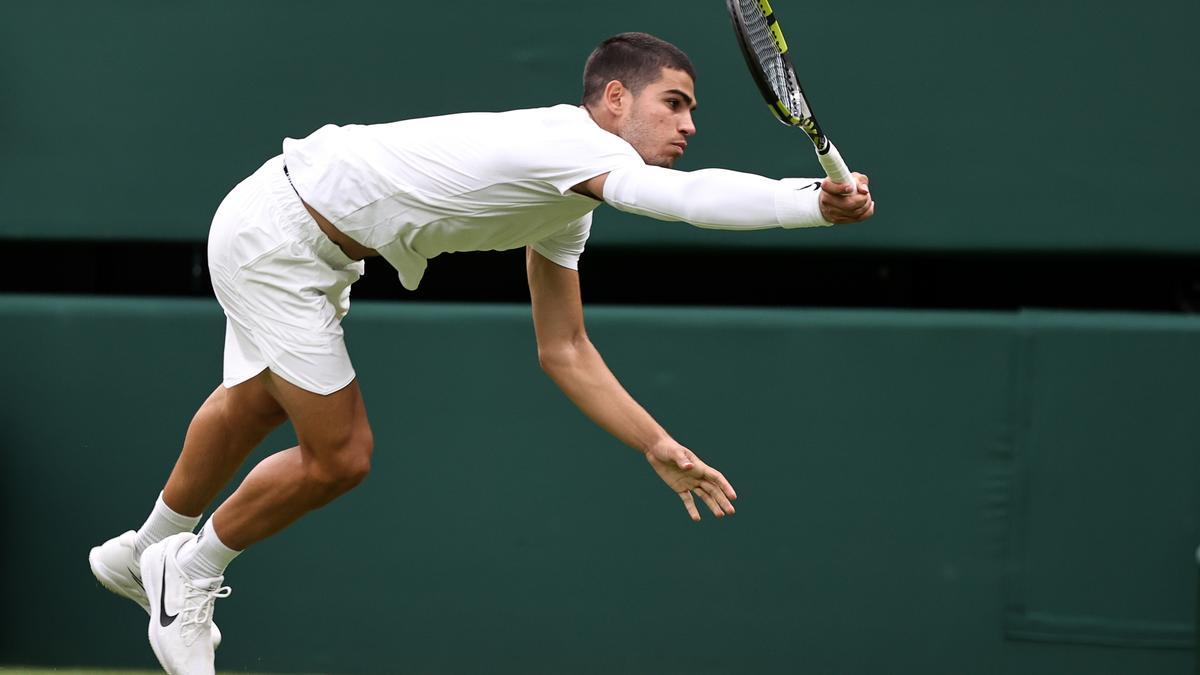 Carlos Alcaraz, en una acción acrobática en Wimbledon en su partido de primera ronda ante Struff
