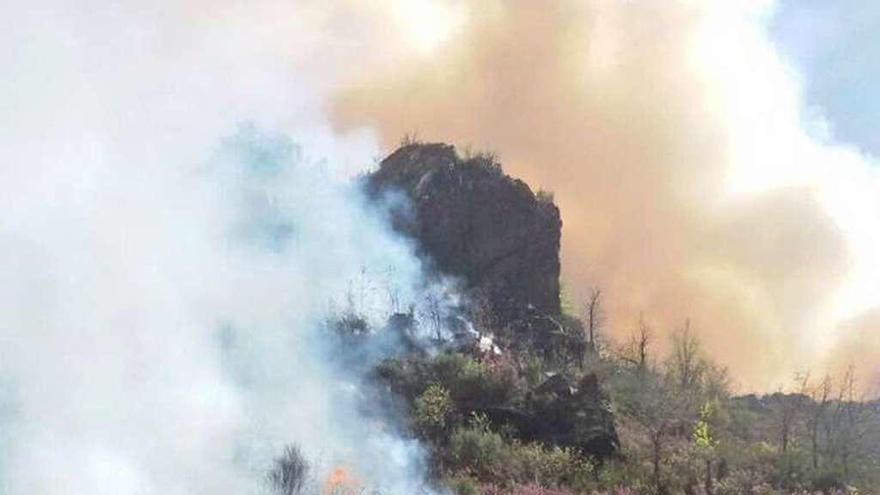 El difícil acceso complicó la extinción del fuego de Carballeda, que ha calcinado 137 hectáreas