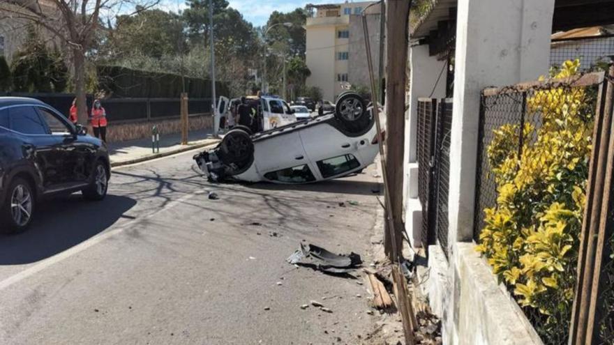 Un vehículo sufre un espectacular accidente de tráfico en la Bonanova