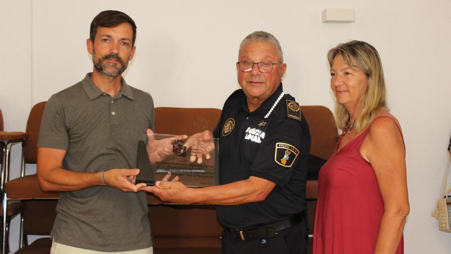 Benitatxell homenatja, en un acte de jubilació emotiu, el seu cap de Policia Local després de 34 anys