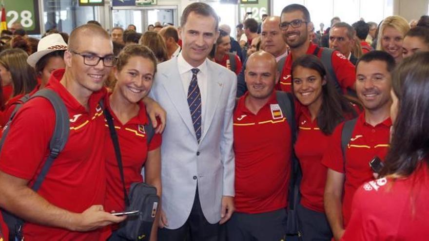 El Rey Felipe junto a varios deportistas del equipo olímpico español, ayer en Barajas.
