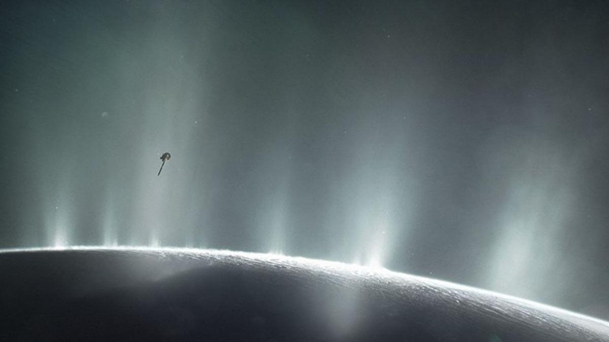 Columnas de hielo de agua y vapor que surgen desde las famosas "rayas de tigre", cerca del polo sur de la luna Encélado de Saturno.