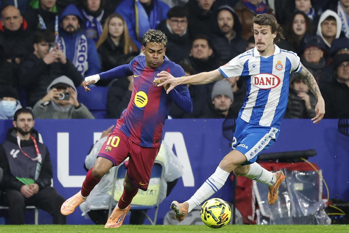 Lamine Yamal trata de zafarse de Romero en el derbi del pasado enero en Cornellà.