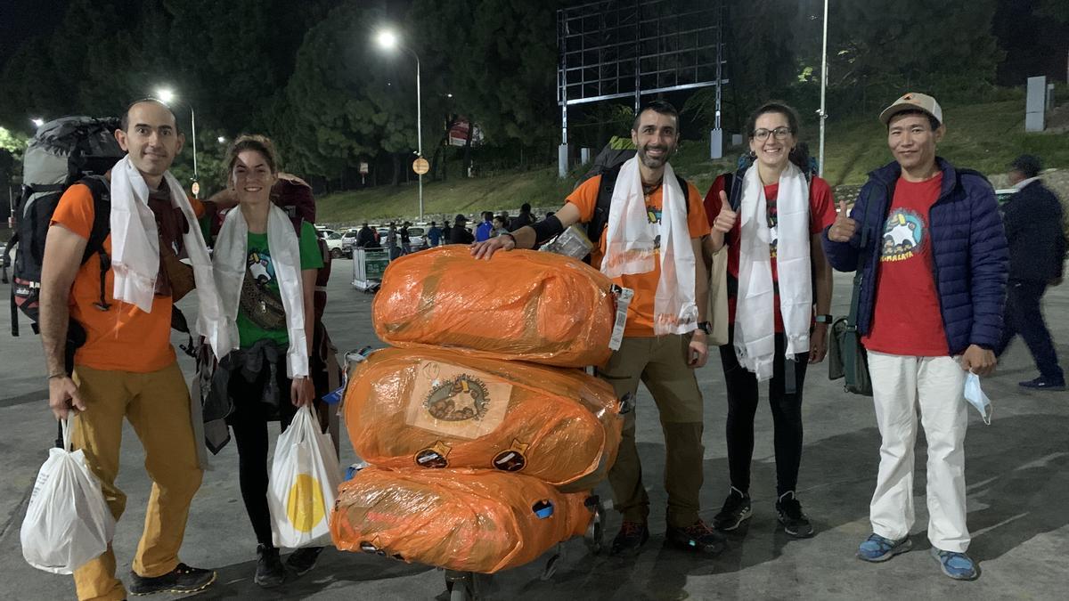 Dos médicos y dos enfermeras se trasladaron hasta Nepal con más de cien kilos de material médico.