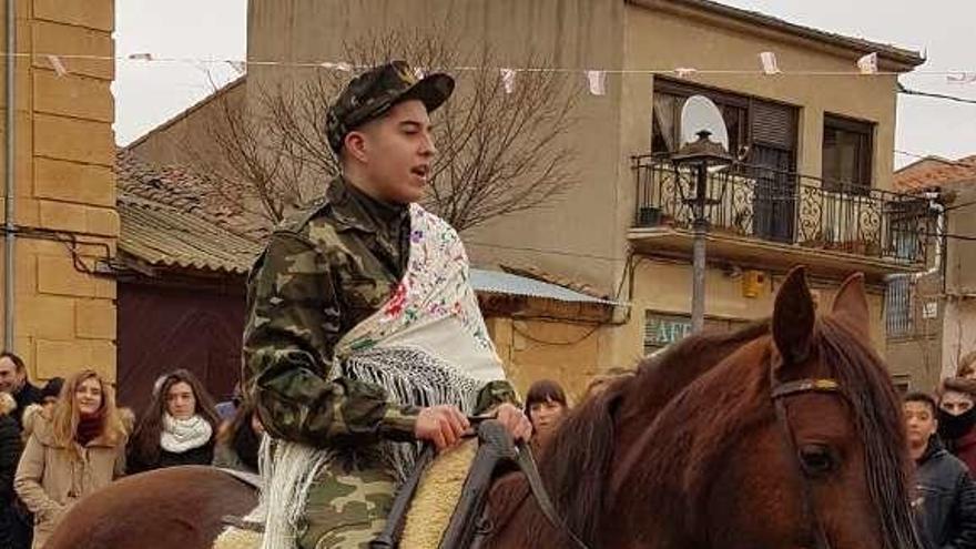 Uno de los quintos durante la celebración.