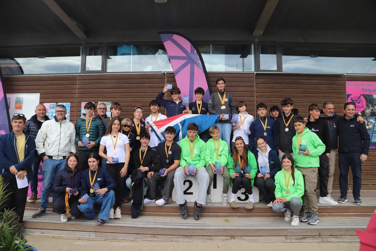 Imatge de grup amb els premiats a la competició.
