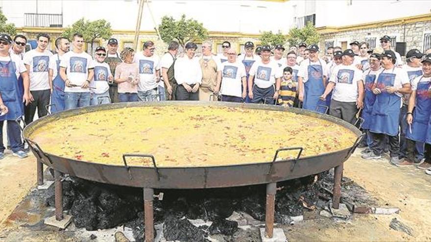 Miles de personas acuden a la XXVII Paella Gigante de la Centuria Romana Munda