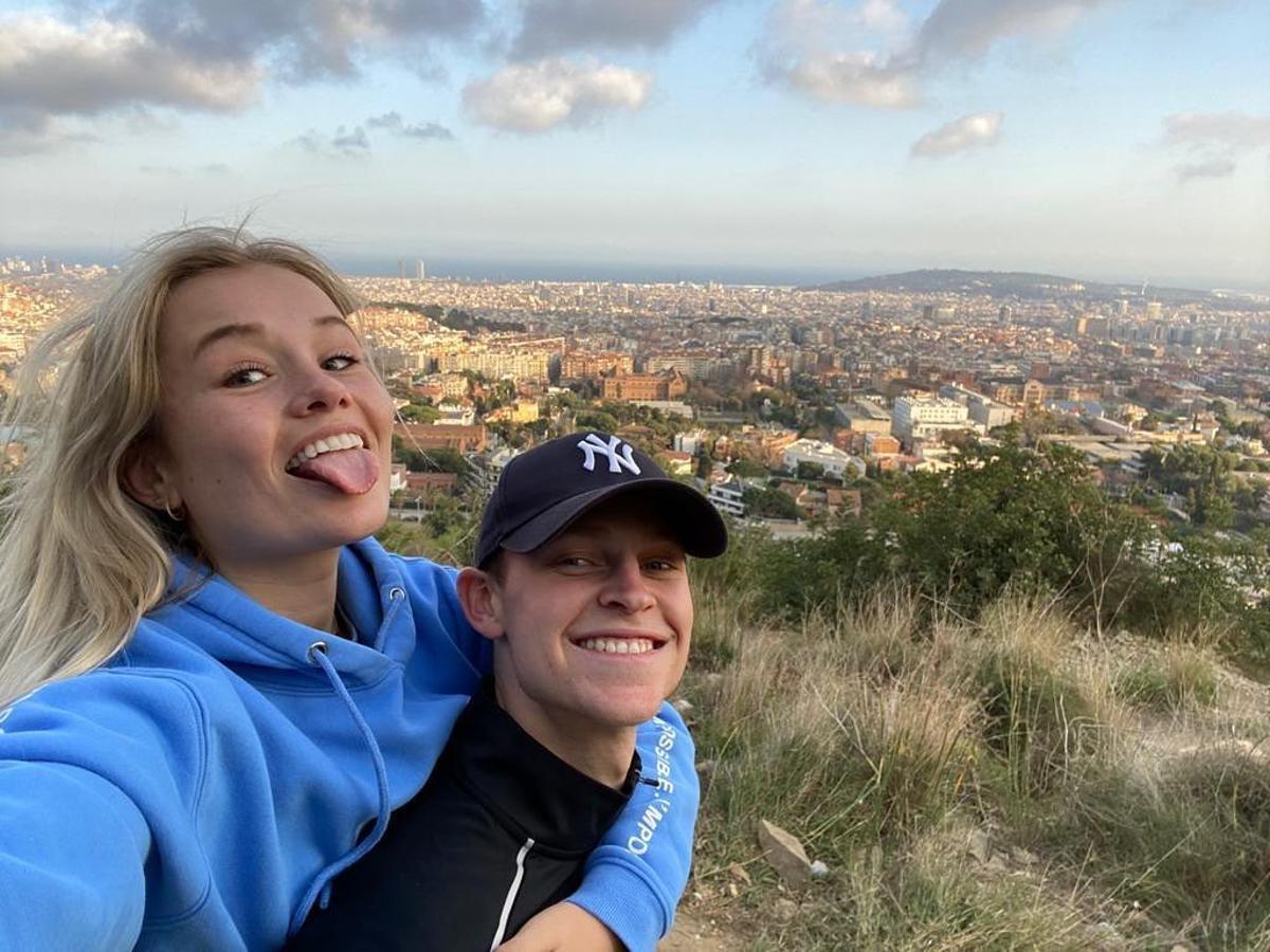 De Jong y Mikky Kimeney pasean por el Parc del Guinardó, en Barcelona.