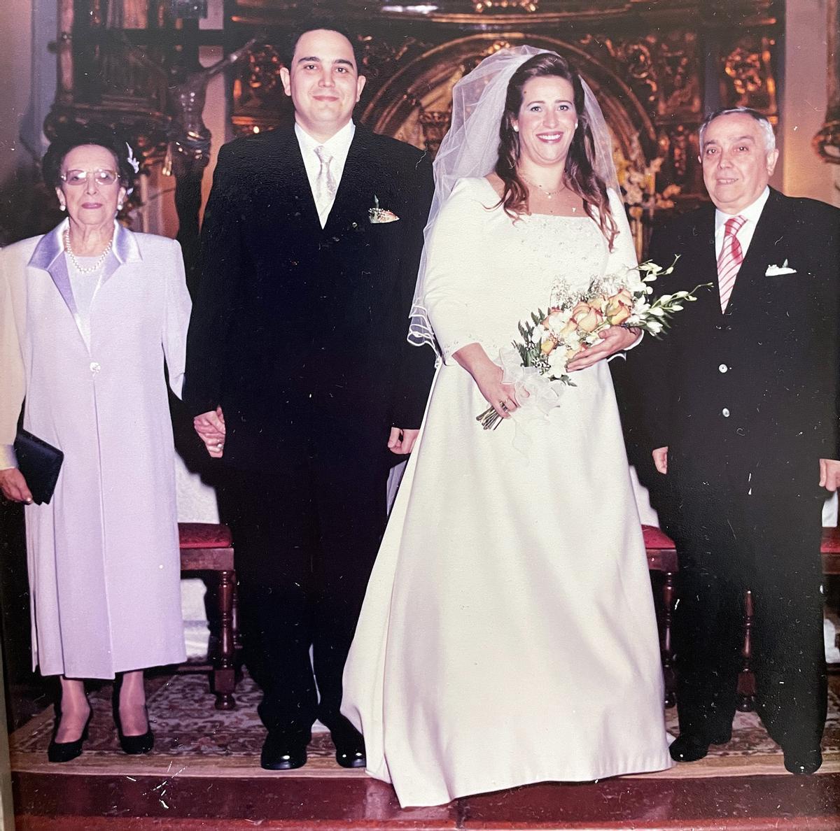 Antonia, en 2002 en la iglesia de los Mártires, con su hermano Carlos en la boda de su sobrino Adolfo, a quien da la mano.