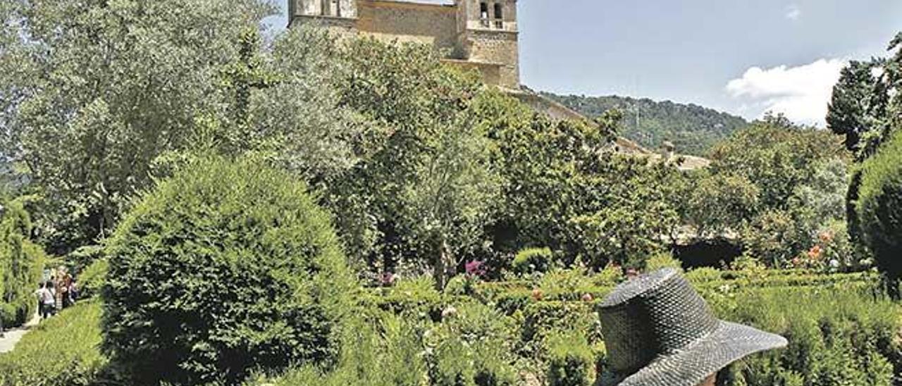 Fachada y jardines de la Cartuja de Valldemossa.