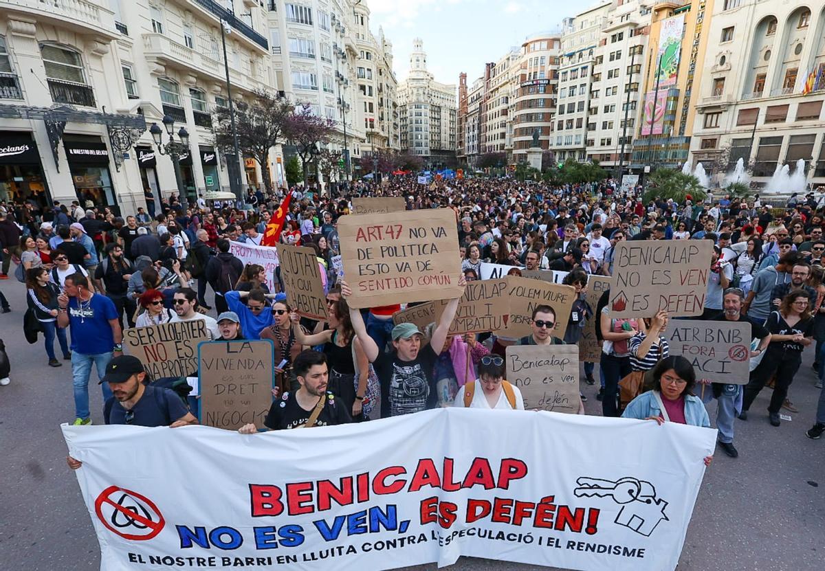Miles de personas exigen una vivienda digna en una marcha en València