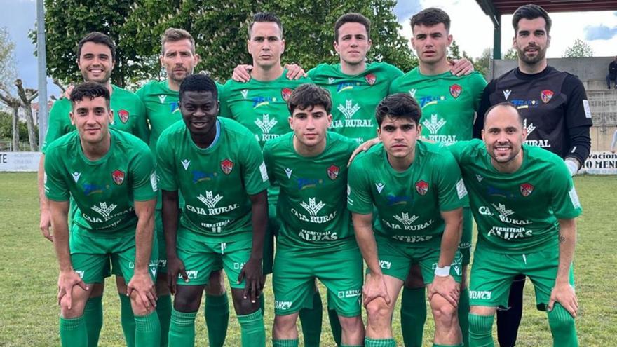 El equipo inicial del CD Benavente que vistió ayer de verde. | CDB