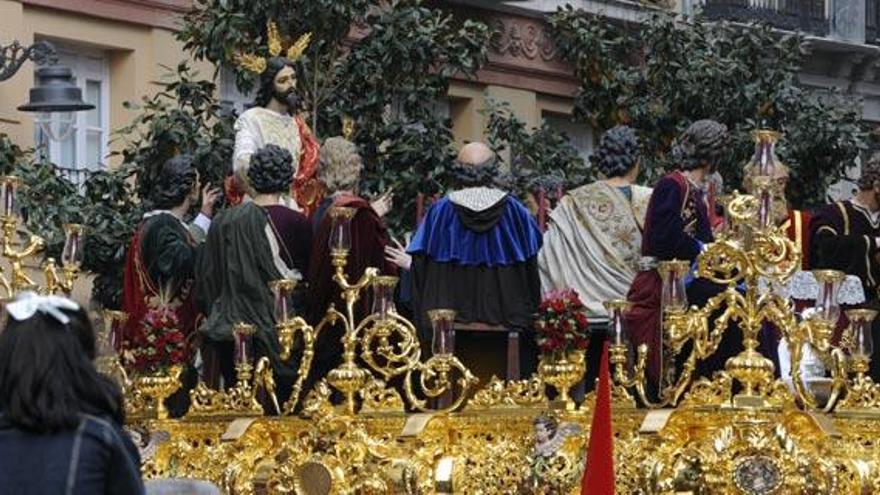 El Señor de la Cena salió de su casa hermandad a las cinco de la tarde para instituir la eucaristía en Málaga.