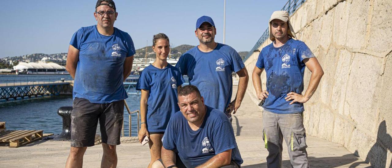 Antonio García (tercero por la izquierda, detrás, con gorra azul) posa con sus compañeros de Pirotecnia del Mediterráneo.