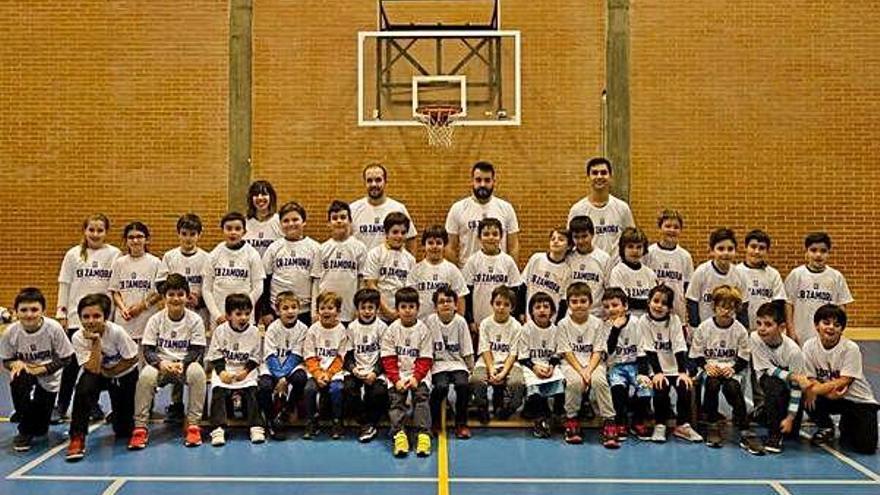 Varios de los jóvenes que participaron en la 12ª edición de &quot;Lowcostporelbasket&quot; posan para las cámaras.