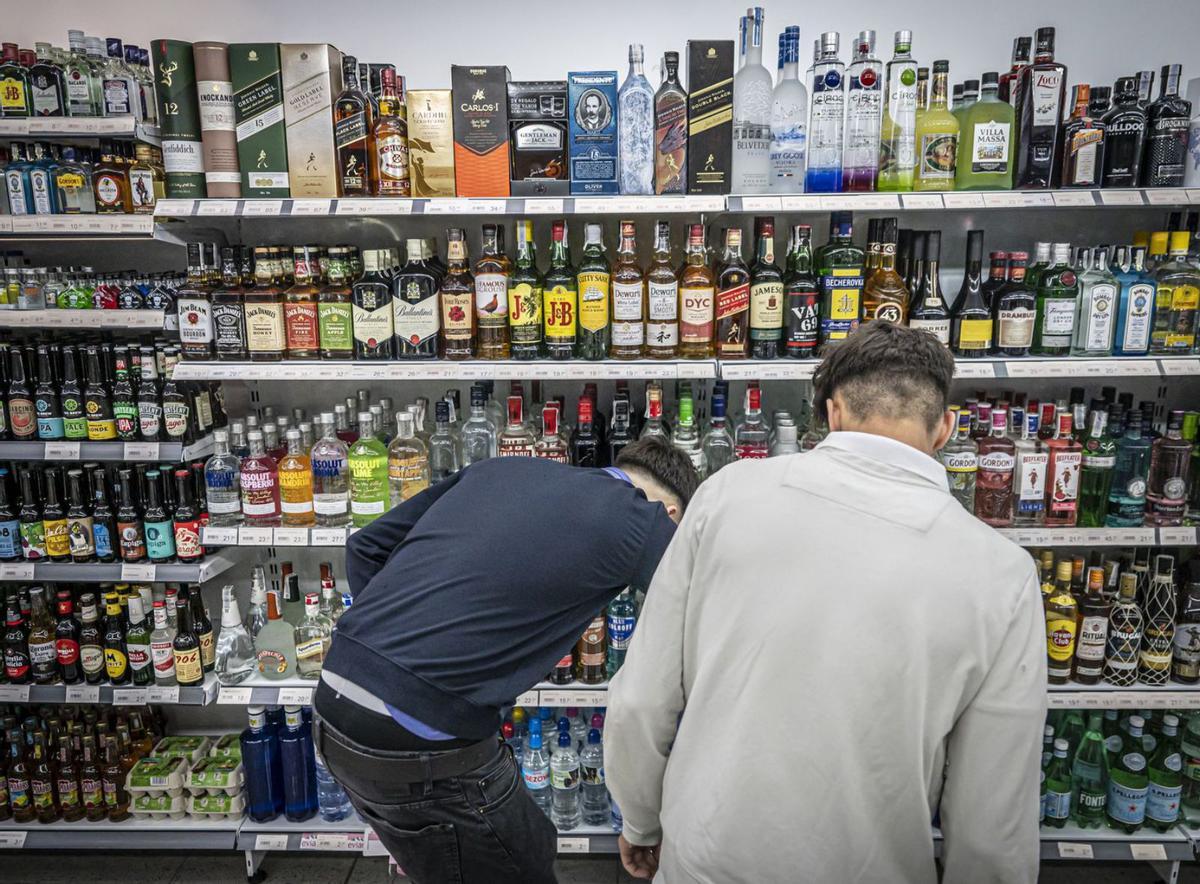 Multes de 601 a 30.000 euros  a qui compri alcohol a menors