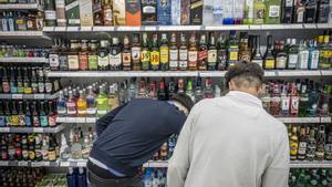 Uns joves compren alcohol en un supermercat dels voltants de plaça de Catalunya, a Barcelona. | MANU MITRU