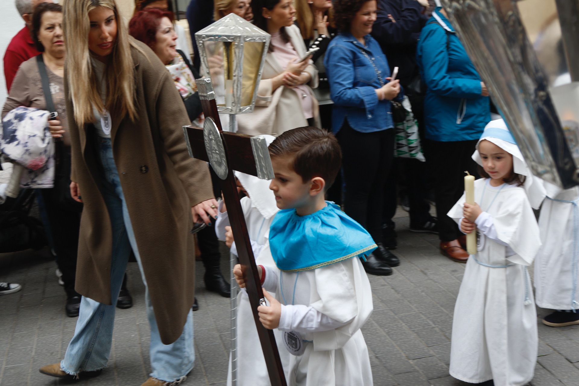 Pequeños del colegio de la Inmaculada durante su procesión