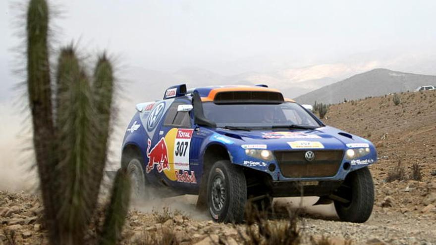 El piloto alemán Dieter Depping conduce su Volkswagen Touareg hoy, 12 de enero de 2009, en la novena etapa, entre las ciudades chilenas de La Serena y Copiapó, con un recorrido total de 537 kilómetros, durante el Rally Dakar Argentina-Chile 2009. El español Carlos Sainz alcanzó hoy su quinto triunfo parcial y amplió en casi veinte minutos su ventaja en la clasificación general sobre el sudafricano Giniel De Villiers.