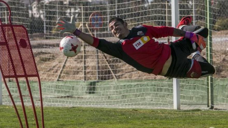 Guille Vallejo, durante el entrenamiento en el campo anexo al Martínez Valero.