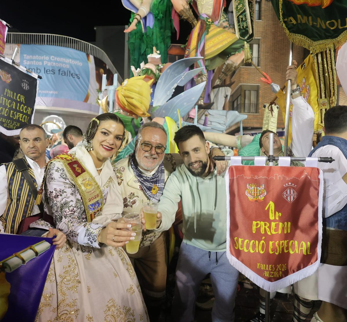 Josué Beitia brinda por el triunfo con el presidente, Jorge Monte, y la fallera mayor de Camí Nou, Estefanía Fuentes.
