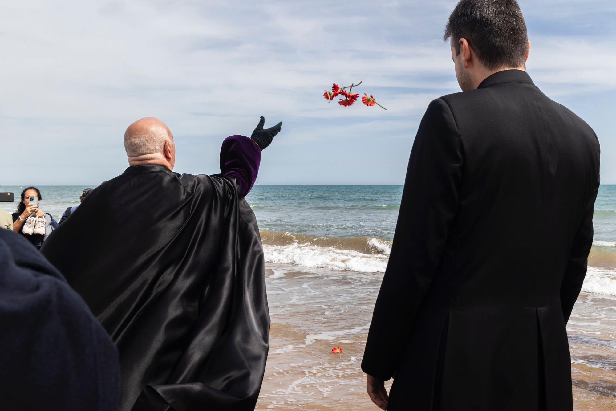 El Viernes Santo del Marítim amanece con el encuentro de los Cristos