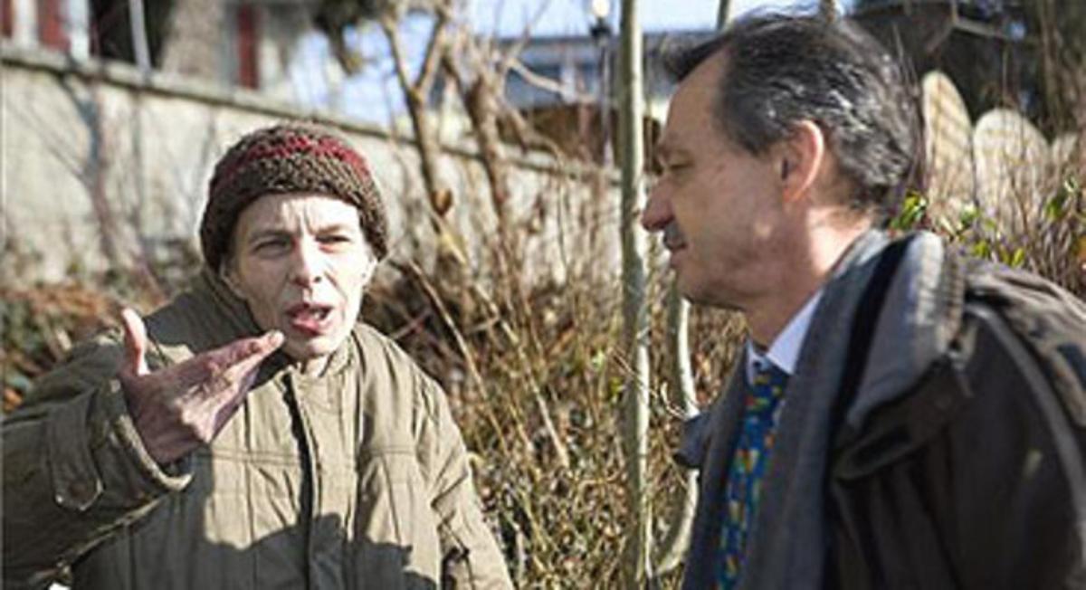 Gabriele Schulze parla amb l’alcalde de Bolligen, abans d’abandonar el bosc. Gabriele Schulze parla amb l’alcalde de Bolligen, abans d’abandonar el bosc.