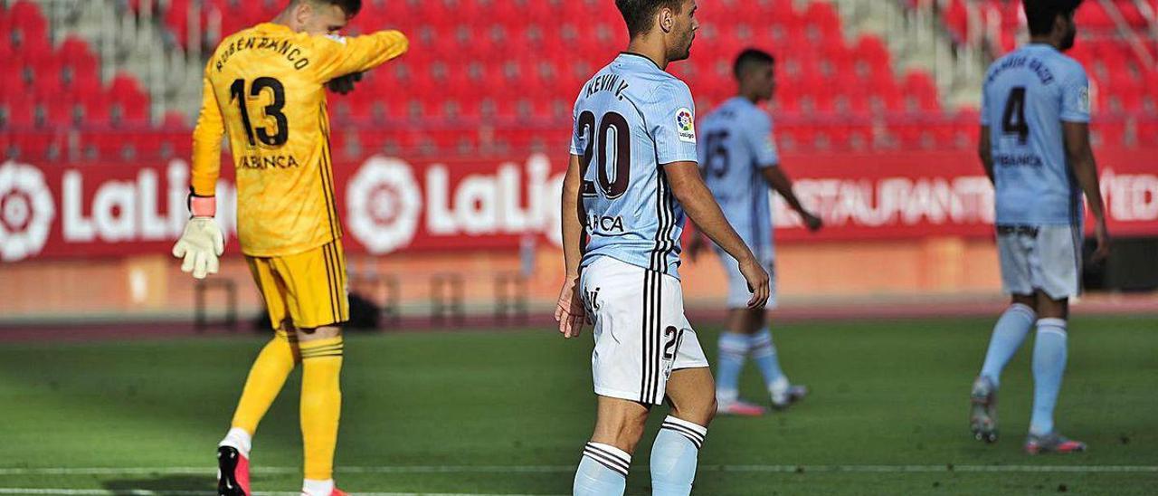 Los jugadores del Celta, apesadumbrados tras un gol.